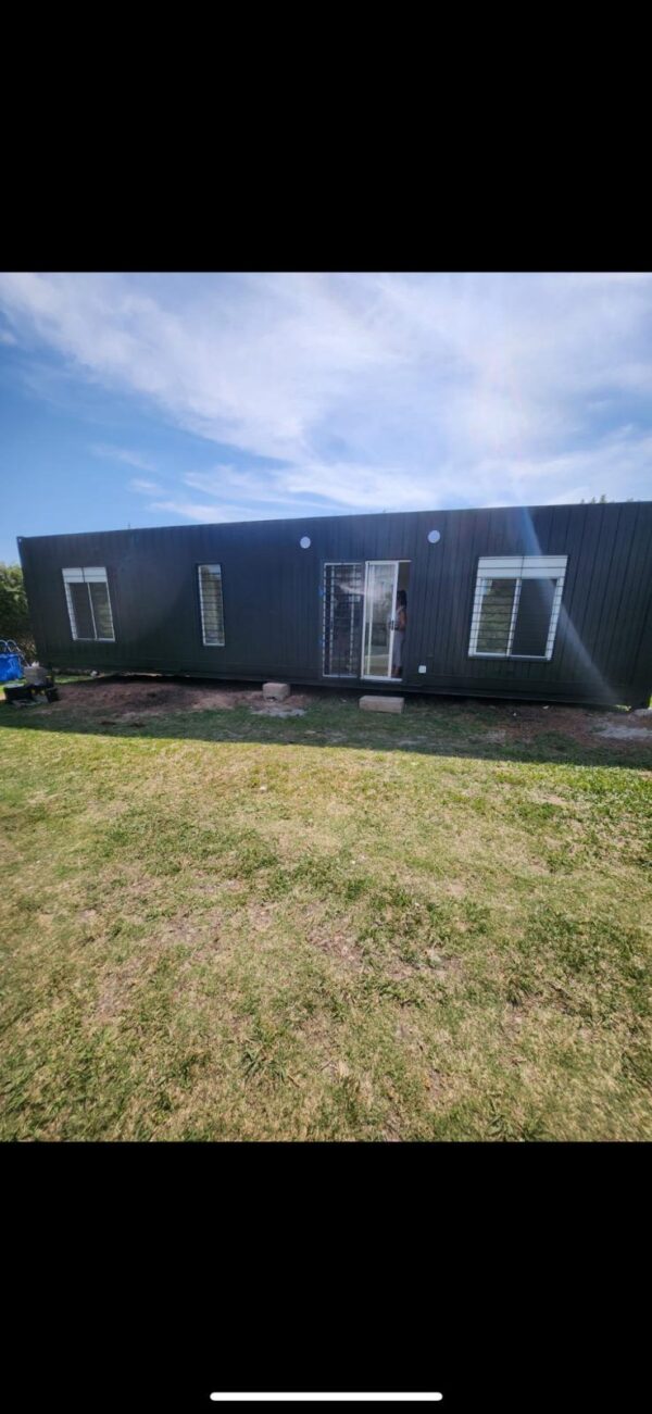 Exterior de una casa contenedor en Uruguay